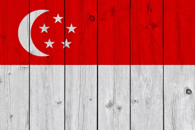 Bandera de Singapur pintada en tablón de madera antiguo