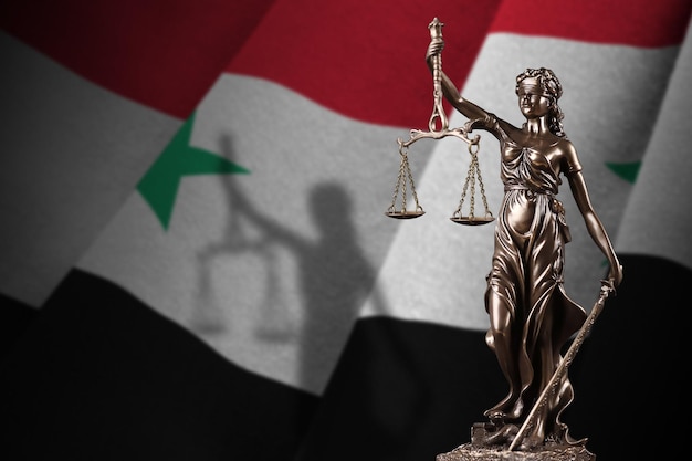 Bandera siria con estatua de la dama de la justicia y escalas judiciales en cuarto oscuro Concepto de juicio y castigo