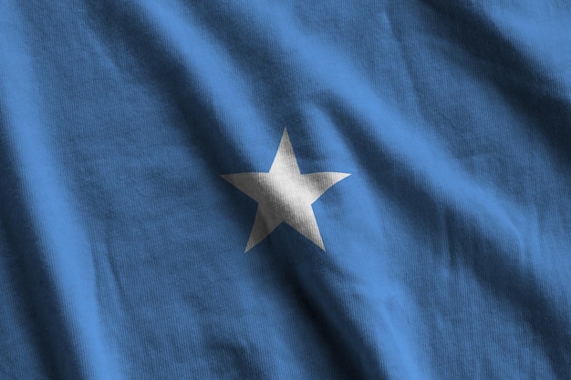 Bandera de Somalia con grandes pliegues ondeando de cerca bajo la luz del estudio en el interior de los símbolos oficiales y