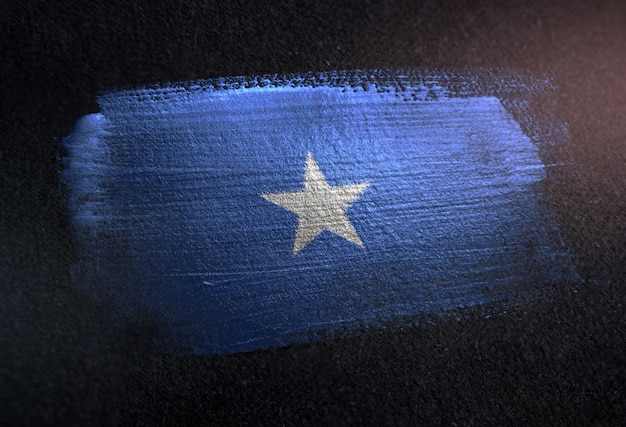 Bandera de Somalia hecha de pintura de pincel metálico en la pared oscura de grunge