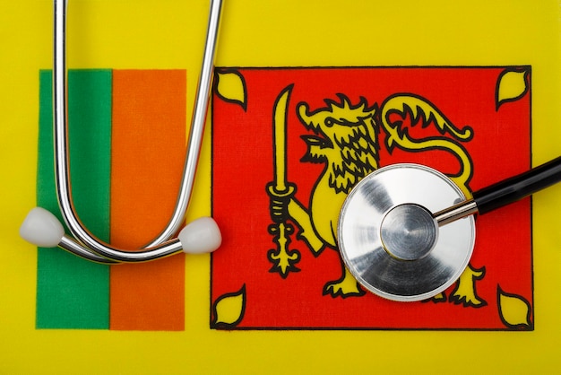Bandera de Sri Lanka y un estetoscopio El concepto de medicina