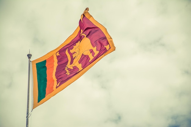 Bandera de Sri Lanka ondeando en el cielo