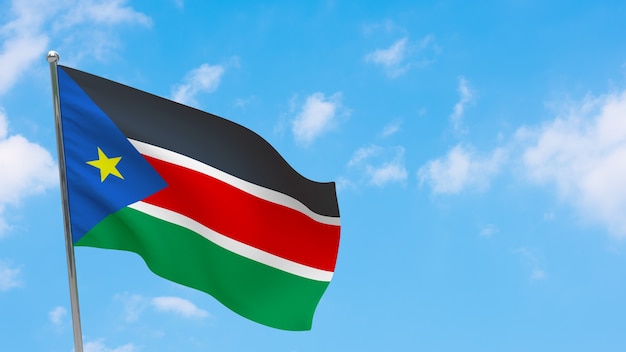 Bandera de Sudán del Sur en el poste. Cielo azul. Bandera Nacional de Sudán del Sur