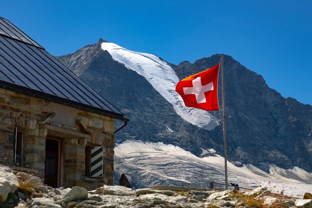 Foto bandera suiza ubicada en cabane de moiry, cerca del glaciar moiry en los alpes en suiza