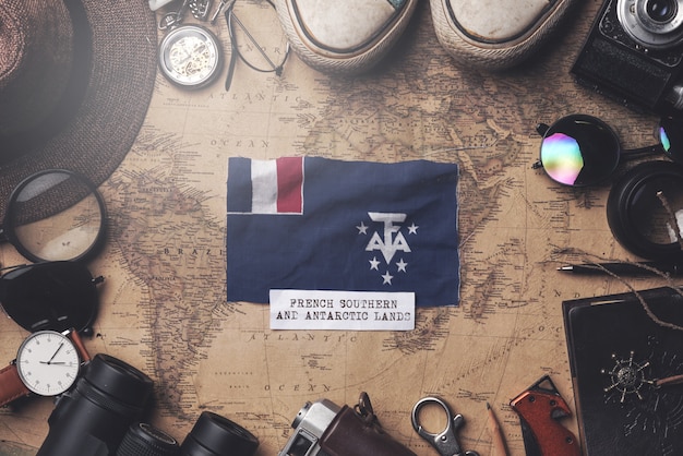 Bandera del sur de Francia entre los accesorios del viajero en el viejo mapa vintage. Tiro de arriba