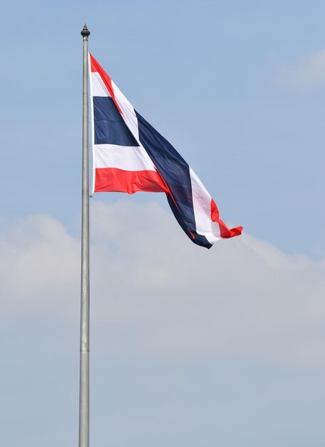 La bandera tailandesa en un cielo azul