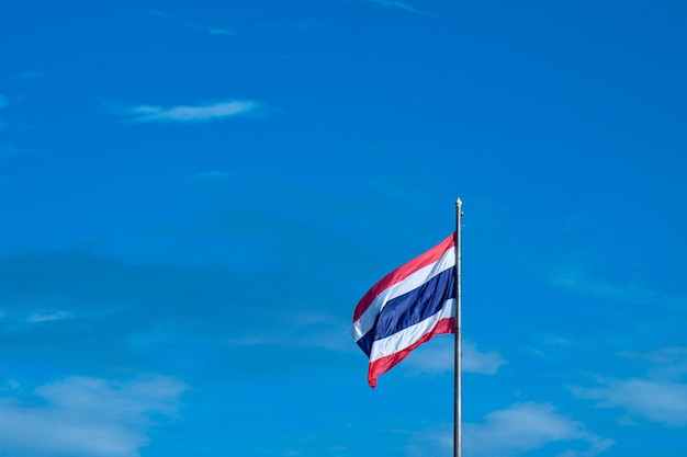 Bandera de Tailandia contra el cielo azul