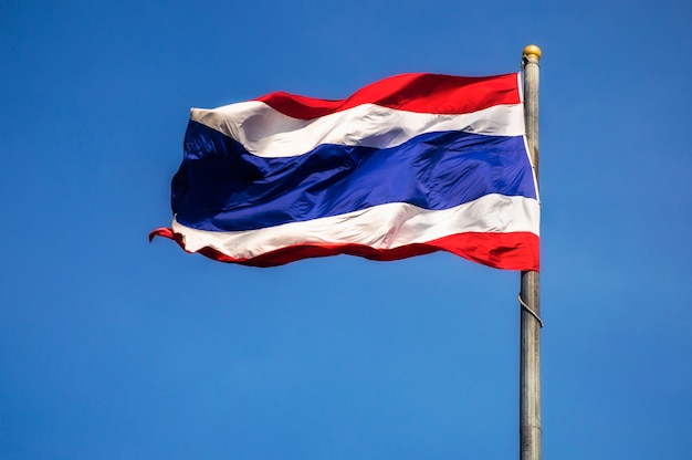 Bandera de Tailandia en el fondo del cielo