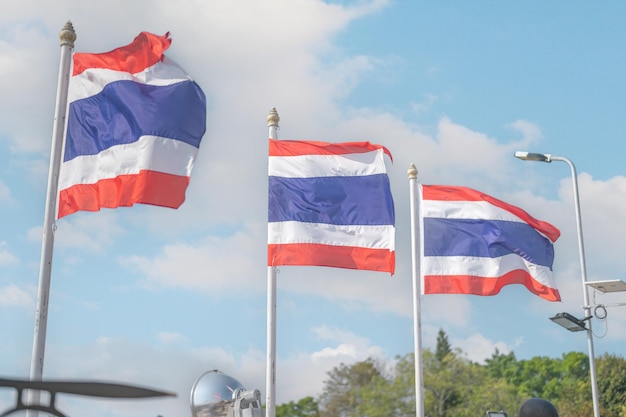 Bandera de Tailandia Imagen de ondear tres banderas tailandesas de Tailandia con fondo de cielo azul