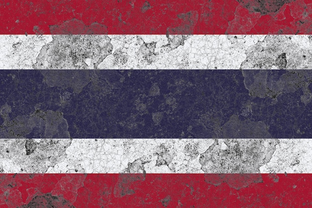 Bandera de Tailandia en una superficie de pared de hormigón vieja dañada