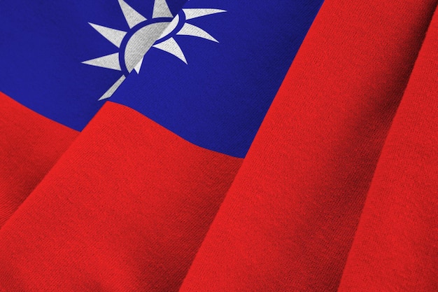 Bandera de Taiwán con grandes pliegues ondeando de cerca bajo la luz del estudio en el interior Los símbolos y colores oficiales en la pancarta