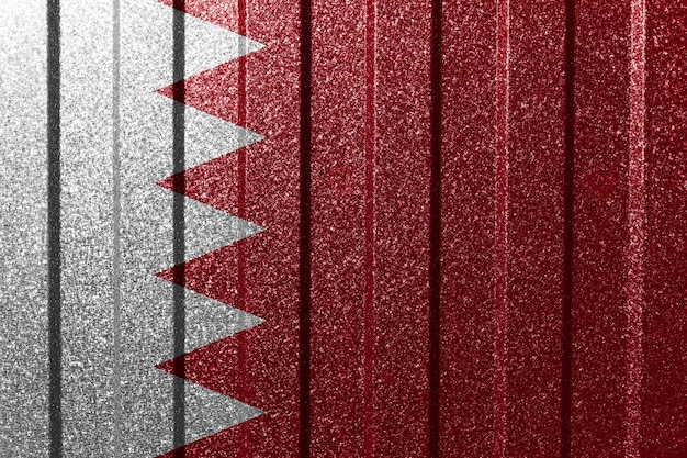 Bandera texturizada de Bahrein en la pared de metal Fondo geométrico abstracto natural colorido con líneas