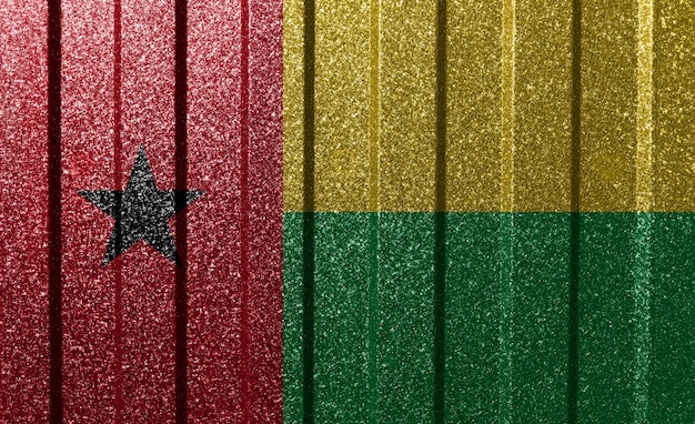 Bandera texturizada de Guinea-Bissau en la pared de metal Fondo geométrico abstracto natural colorido con líneas