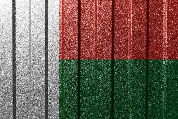 Bandera texturizada de Madagascar en la pared de metal Fondo geométrico abstracto natural colorido con líneas