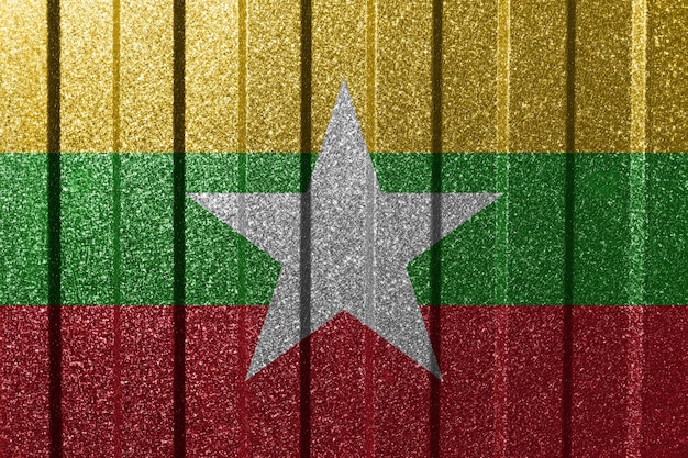 Bandera texturizada de Myanmar en la pared de metal Fondo geométrico abstracto natural colorido con líneas