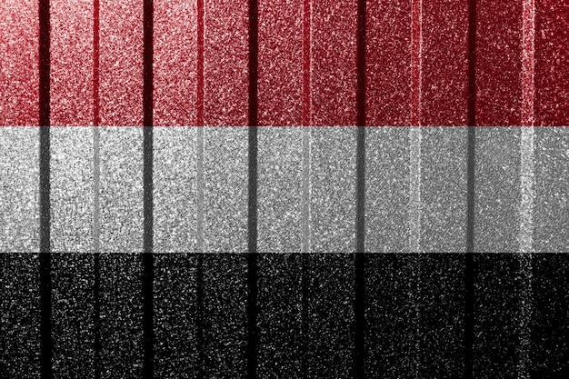 Bandera texturizada de Yemen en la pared de metal Fondo geométrico abstracto natural colorido con líneas