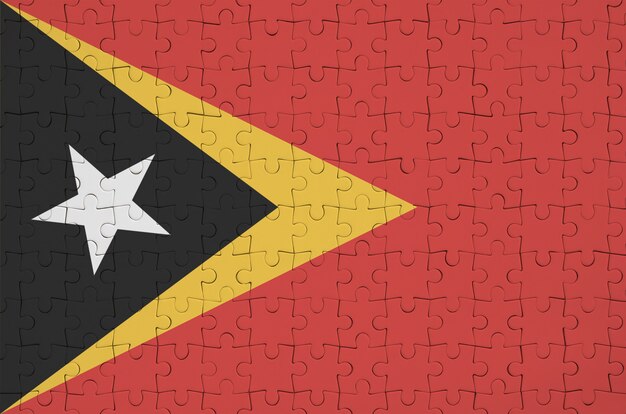 La bandera de Timor Oriental se representa en un rompecabezas plegado