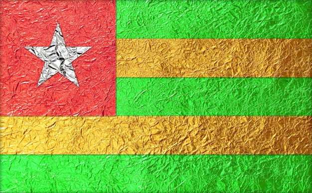 Bandera de Togo hecha de fondo de textura de papel de aluminio