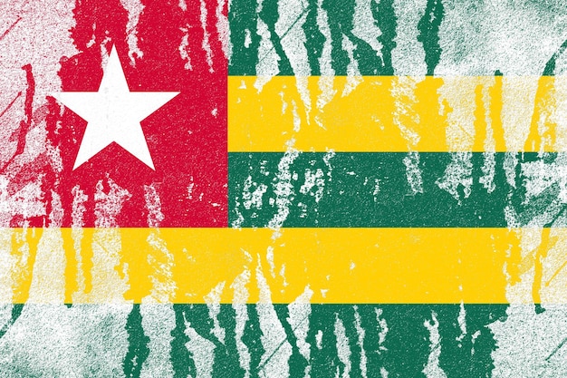 Bandera de togo pintada sobre un viejo fondo de pared de hormigón angustiado