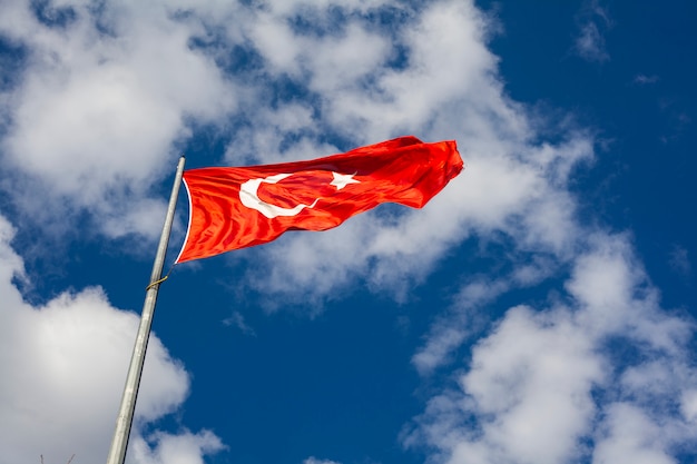 Bandera turca y cielo azul