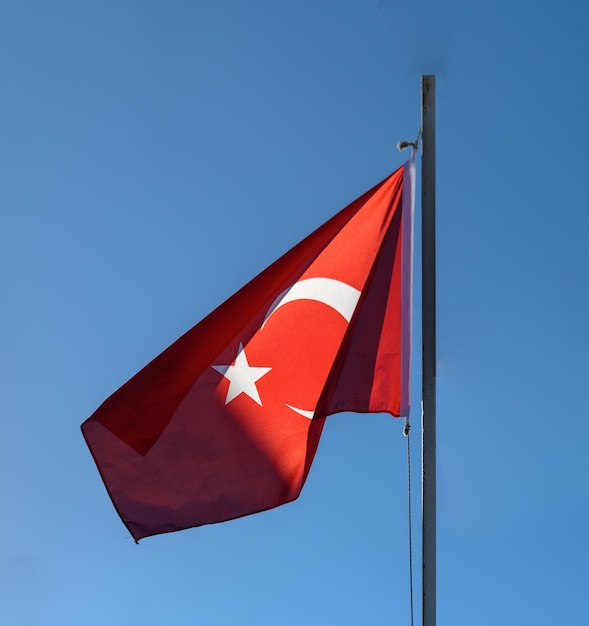 Foto bandera turca contra el cielo azul 1