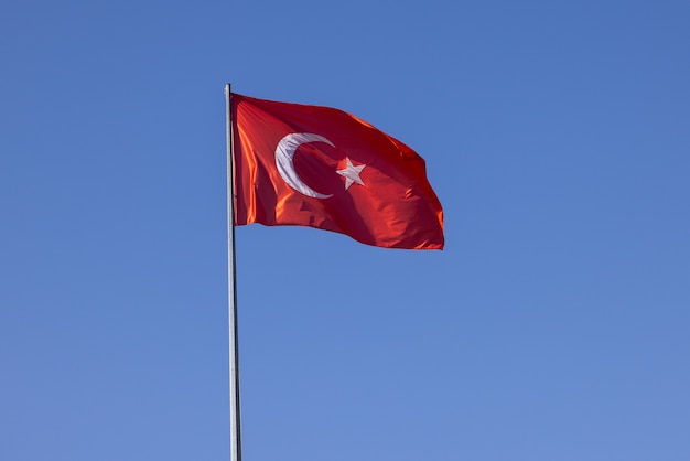 Bandera turca y fondo de cielo azul