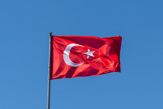 Bandera turca en el fondo de un cielo despejado y vacío.