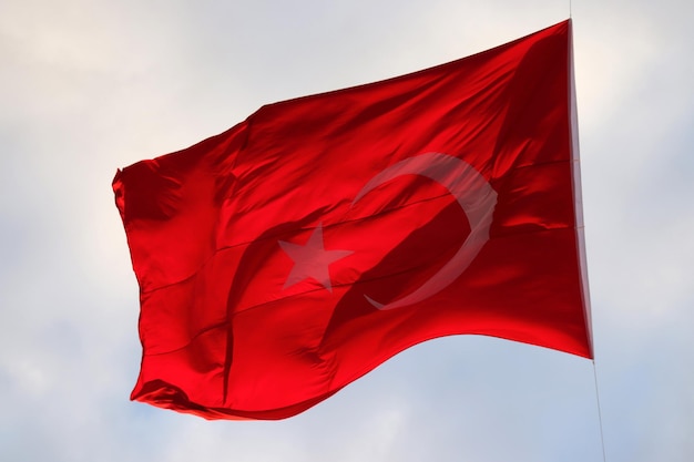 Bandera turca ondeando en el cielo