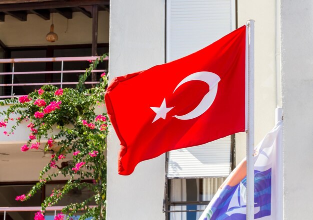 Bandera turca ondeando contra el edificio