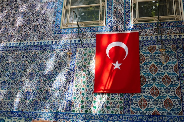 Bandera turca en la pared de azulejos