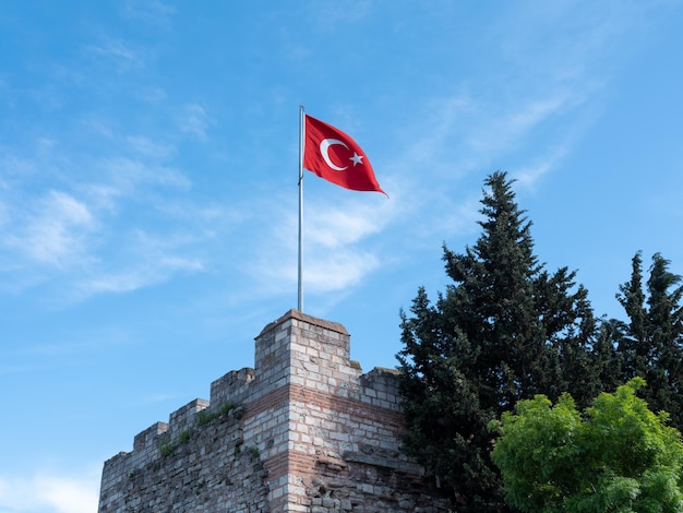 Bandera turca en la pared del castillo