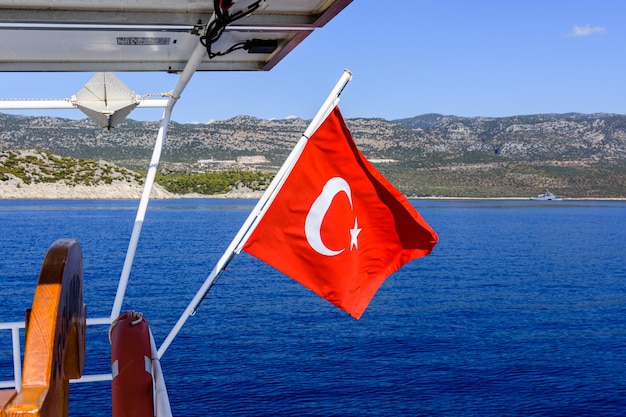 Bandera turca roja ondeando sobre el mar Mediterráneo