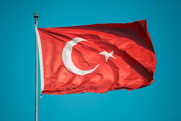 Bandera turca en un viento con cielo de fondo