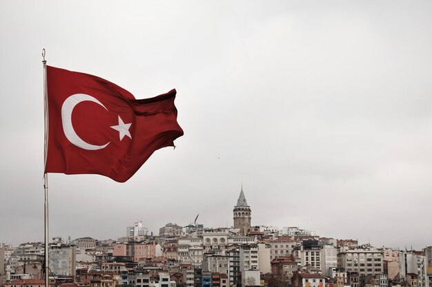 Bandera turca con vista de la torre de galata en la ciudad
