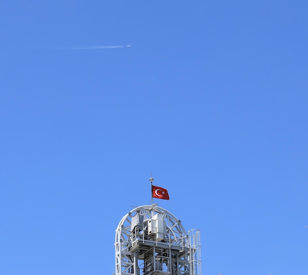 Bandera de Turquía y avión en el cielo azul