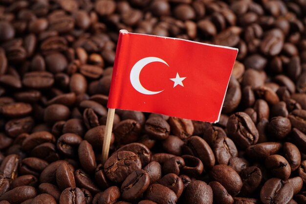 Bandera de Turquía en los granos de café que compran en línea para exportar o importar productos alimenticios