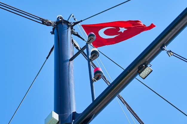 Bandera de Turquía en el mastel de un barco