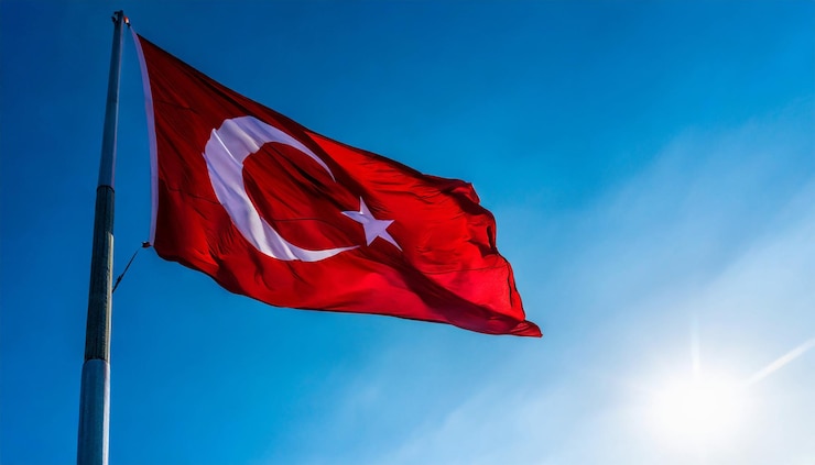 La bandera de Turquía ondeando en el cielo azul