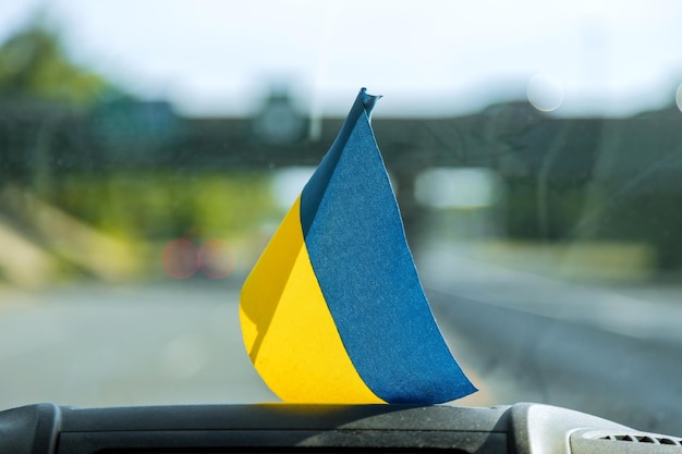 Bandera de ucrania en el auto como señal de apoyo a ucrania durante la guerra