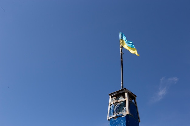 Foto bandera de ucrania en la cima del monte hoverla