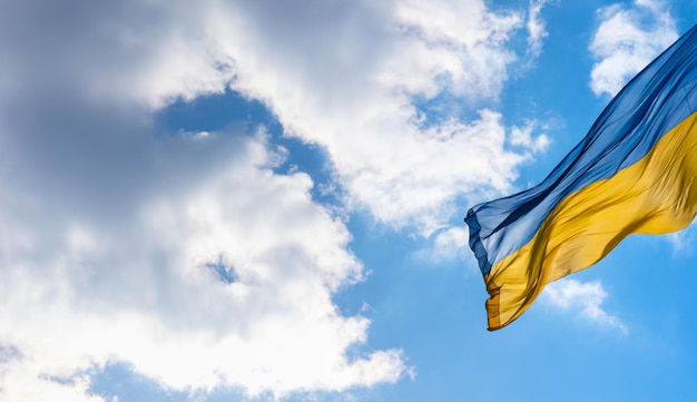 La bandera de Ucrania ondea en el cielo azul Gran bandera amarilla azul del estado nacional ucraniano Guerra