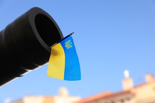 Bandera ucraniana en la boca del tanque al aire libre