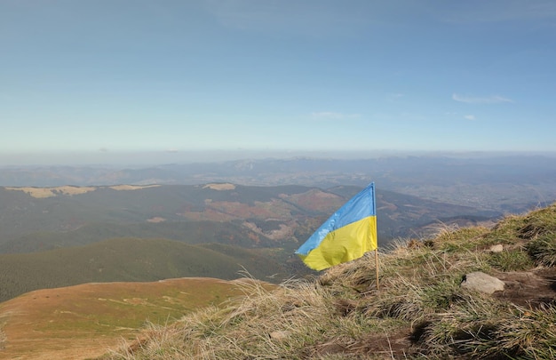 Bandera ucraniana en la cima de la montaña Hoverla en Ucrania