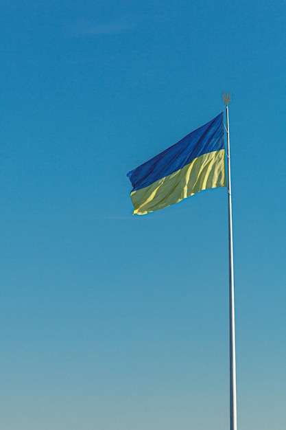 Bandera ucraniana contra el cielo azul