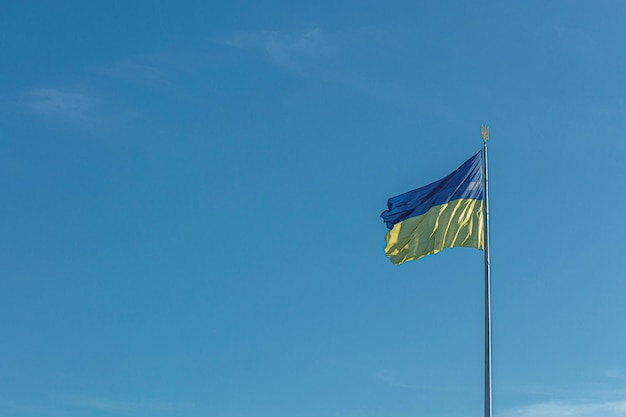 Bandera ucraniana contra el cielo azul