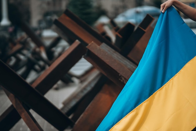 La bandera ucraniana cuelga de barricadas en la ciudad