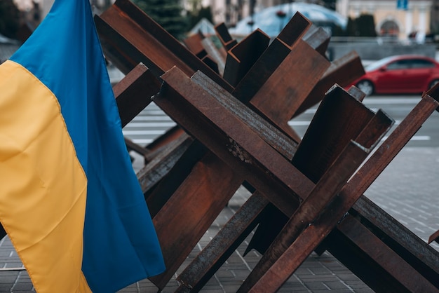 La bandera ucraniana cuelga de barricadas en la ciudad