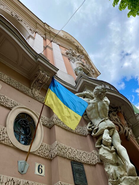 Bandera ucraniana en la fachada de un edificio antiguo en Lviv