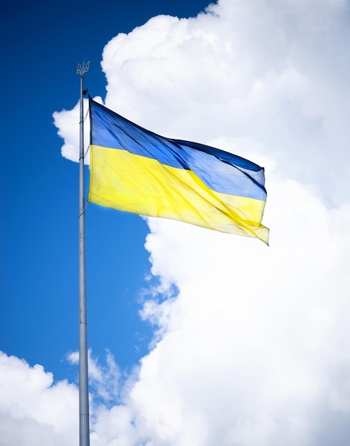 Bandera ucraniana en el fondo del cielo con una nube