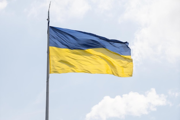 bandera ucraniana en un poste sobre un hermoso cielo.